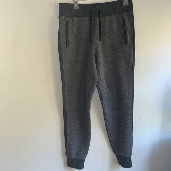 Lululemon two toned gray joggers. Size 8
excellent condition! - Picture 2 of 9